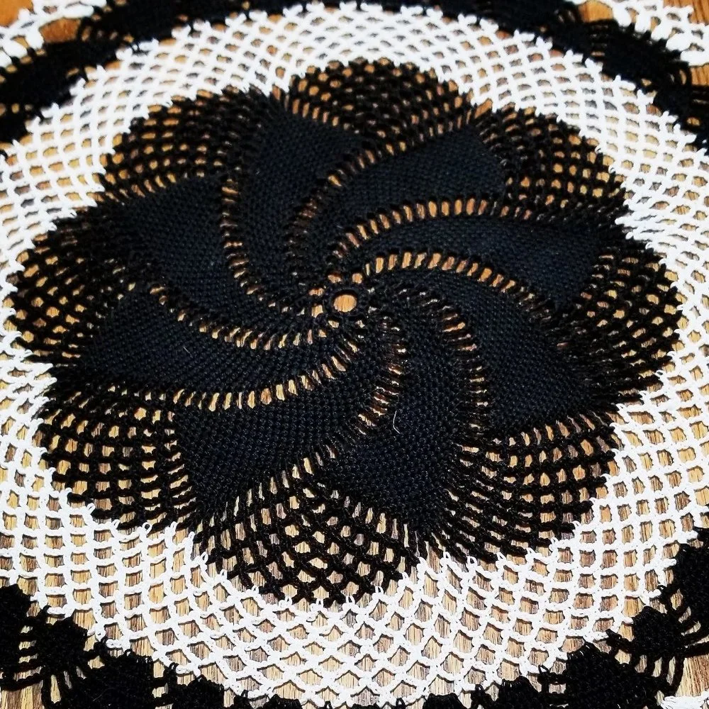 Vintage Style New Hand Crafted Comets Tail 16 1/2" Black & White Doily - Picture 2 of 3